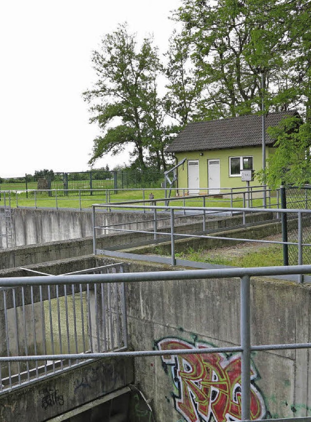 Westlich der Bahnlinie liegt das sanie...laufbecken &#8222;An der Bahn&#8220;.   | Foto: philipp