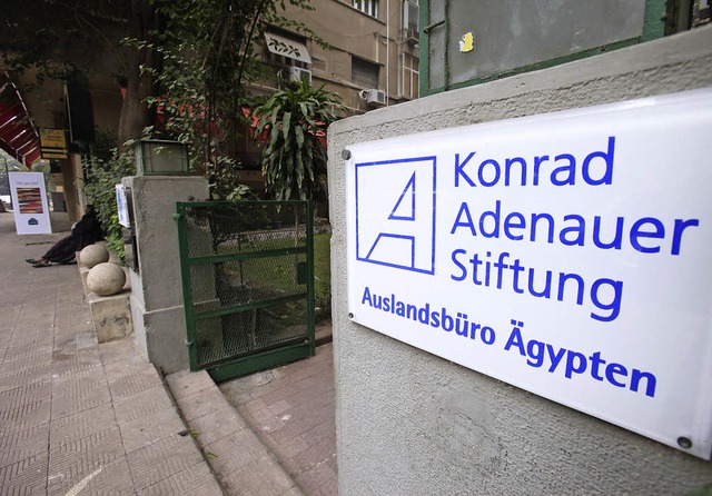 Dieses Schild der Konrad-Adenauer-Stif...dem Urteil  bald abgeschraubt werden.   | Foto: DPA