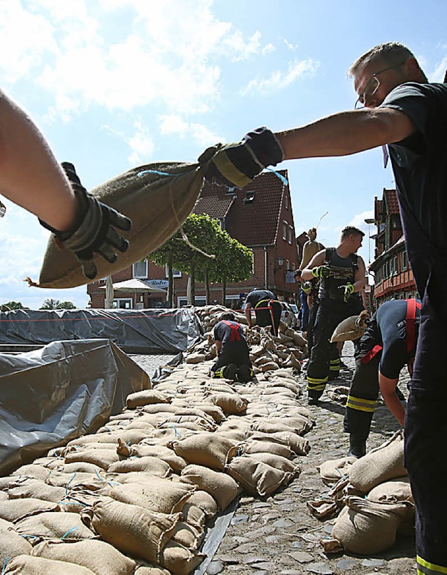 Helfer in Lauenburg  | Foto: dpa