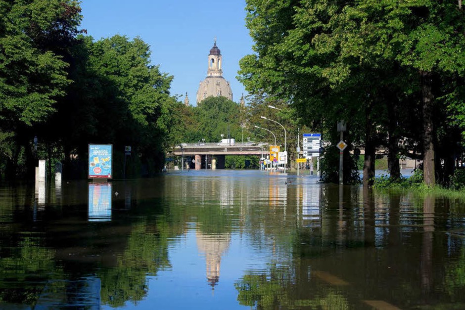 Das Terrassenufer in Dresden ist vom Hochwasser der Elbe überflutet. Im Hintergrund die Frauenkirche. (Foto: dpa)