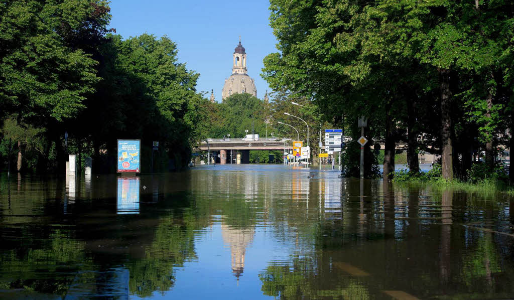 Das Terrassenufer in Dresden ist vom Hochwasser der Elbe berflutet. Im Hintergrund die Frauenkirche.