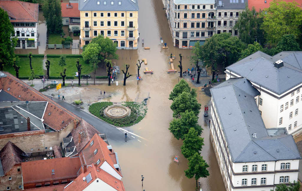 Der Platz, an dem Bundeskanzlerin Angela Merkel am Dienstag Pirna (Sachsen) besuchte, steht  wenige Stunden spter vollstndig unter Wasser.