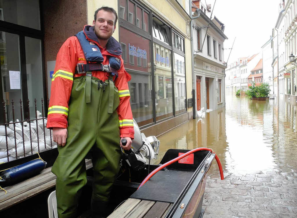 Sebastian Knabe ist inMeien (Sachsen) fr die DLRG beimHochwasser im Einsatz.