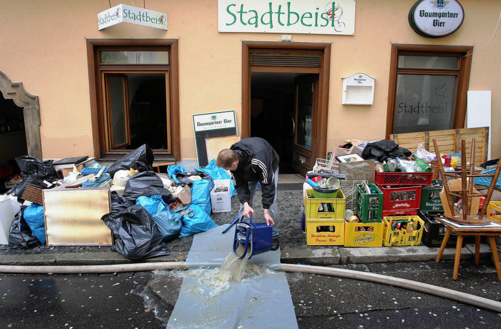 Durchnsstes Inventar liegt  in der Innenstadt von Passau (Bayern) vor einer Gaststtte. Dort sinken die Pegelstnde.