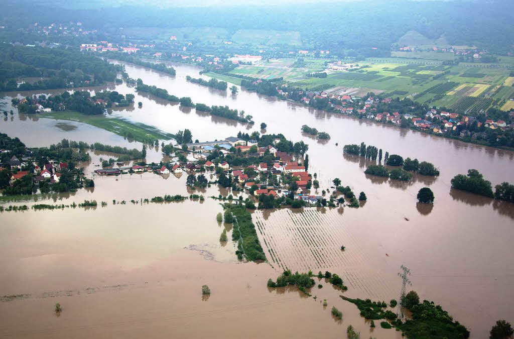Weite Flchen am Stadtrand von Dresden sind  vom Hochwasser berflutet.