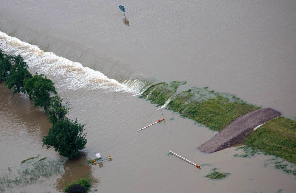 Ein Damm bei Meien in (Sachsen) wird vom Hochwasser der Elbe bersplt.
