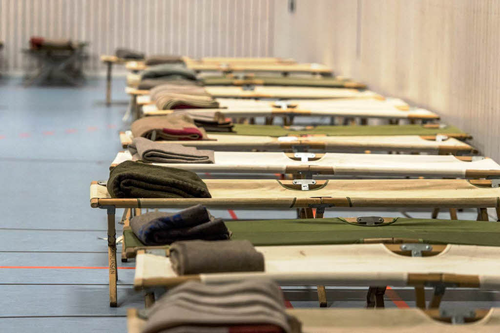 Zahlreiche Betten stehen in der Nacht zum 5. Juni in einer als Notunterkunft genutzten Sporthalle in Parkstetten nahe Straubing (Bayern).
