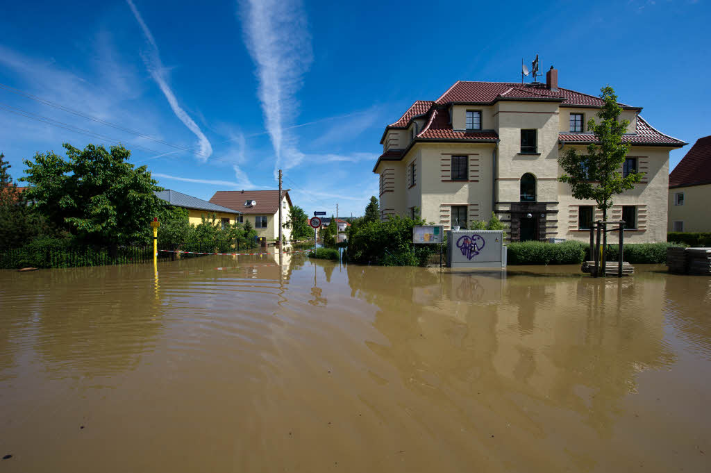 Straen und Huser sind durch die Hochwasser fhrende Elbe in Dresden-Gohlis