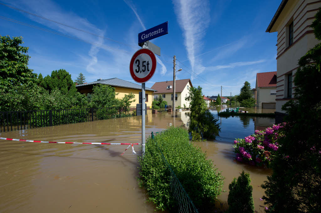 Straen und Huser sind durch die Hochwasser fhrende Elbe in Dresden-Gohlis