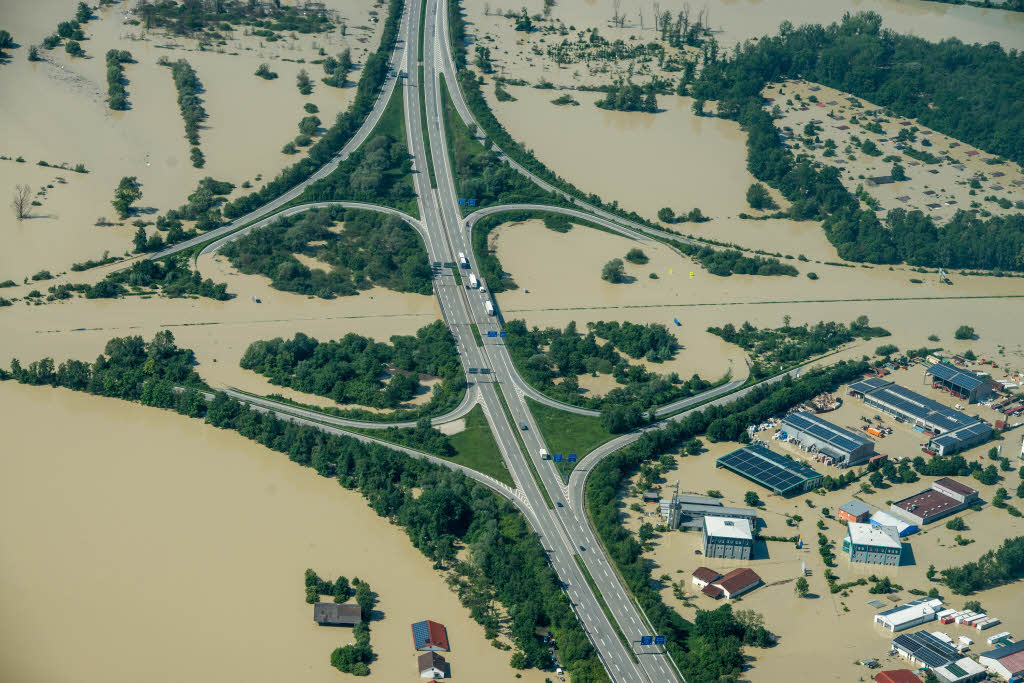 Das Autobahnkreuz an der Autobahn A 3 und Autobahn A 92 in Deggendorf ist nach einem Dammbruch berflutet.