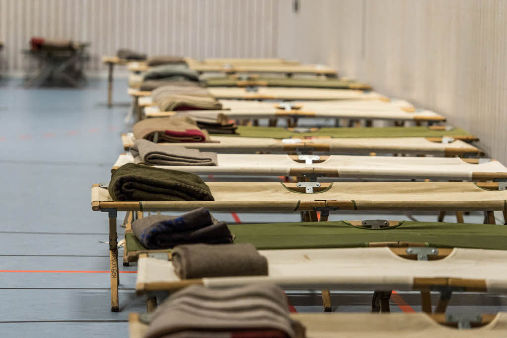 Zahlreiche Betten stehen  in einer als Notunterkunft genutzten Sporthalle in Parkstetten nahe Straubing (Bayern).