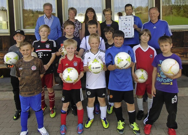 Die E-Jugend des FC Lenzkirch freut si...ber neue Blle und eine Taktiktafel.   | Foto: Inken Kramer