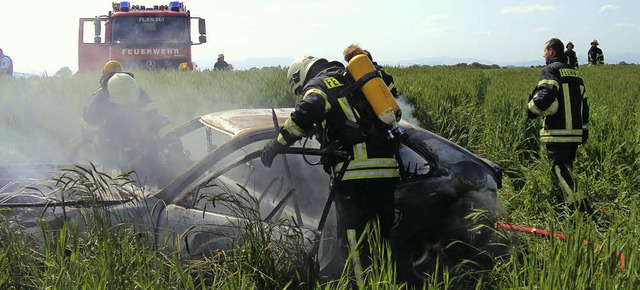 Ein brennendes Auto in einem Acker bei...lizei zu den Umstnden dauern noch an.  | Foto: Feuerwehr Endingen