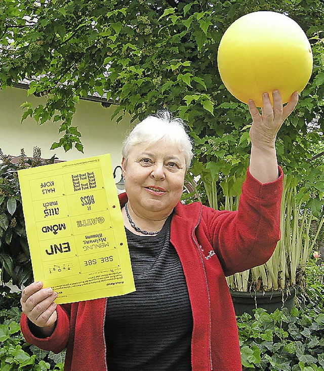 Regina Wuest vom Seniorennetzwerk50+, ... - der Ball bringt Bewegung ins Spiel.  | Foto: Ute Schler