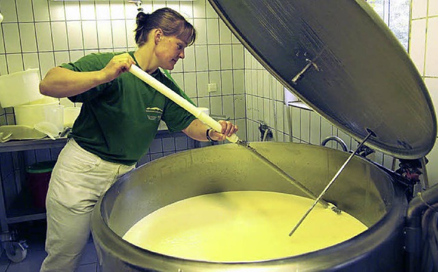 Die Herstellung von Mnstertler Kse ...ng Eckerle im Glocknerhof vorgefhrt.   | Foto: Privat