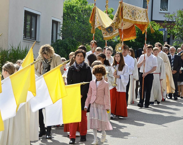 Patroziniumsfest am Sonntag in Kiechli...er Prozessionszug in der Winterstrae.  | Foto: Roland Vitt