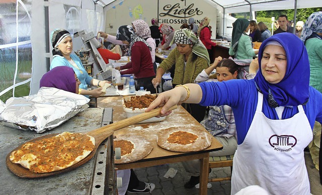 Trkische Pizza war einer der Leckerbi...8222;Kermes&#8220;  angeboten wurden.   | Foto: horst david