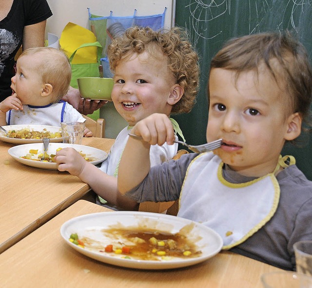 Den Krippenkindern schmeckt es. Die Au...st der Kita Neue Strae  gut bekommen.  | Foto: Robert Bergmann