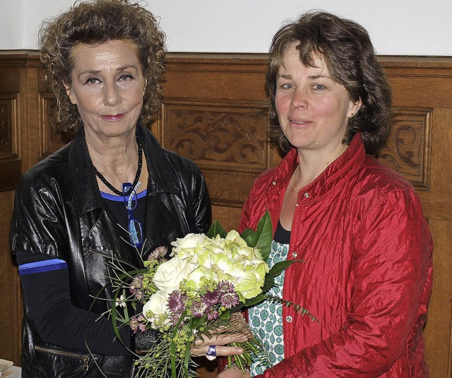 Doris Jaenisch, erste Ortsvorsteher-St...haftsrtin Birgit Schmolinske (links).  | Foto: Paul Schleer