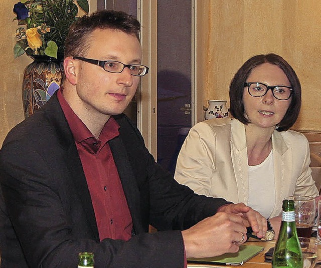 Sandra Boser (rechts) und Andreas Schw... Ettenheimern ber das Thema Verkehr.   | Foto: Decoux-KOne