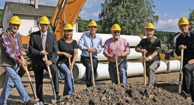 Spatenstich frs Baugebiet &#8222;Im L...g) und Geo-Ingenieur Bernd Mannsbart.   | Foto: Marlies Jung-Knoblich