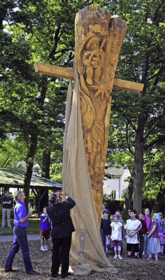 Holzknstler Thomas Rees (links) und L...e Schulkinder im historischen Outfit.   | Foto: Thomas Kunz