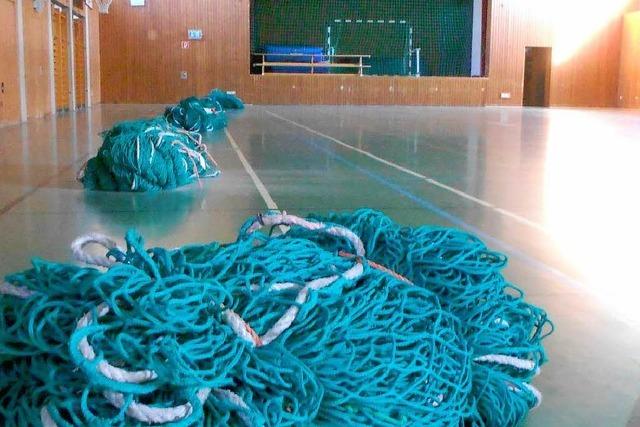 Netze sollen Deckenplatten in der Mehrzweckhalle sichern