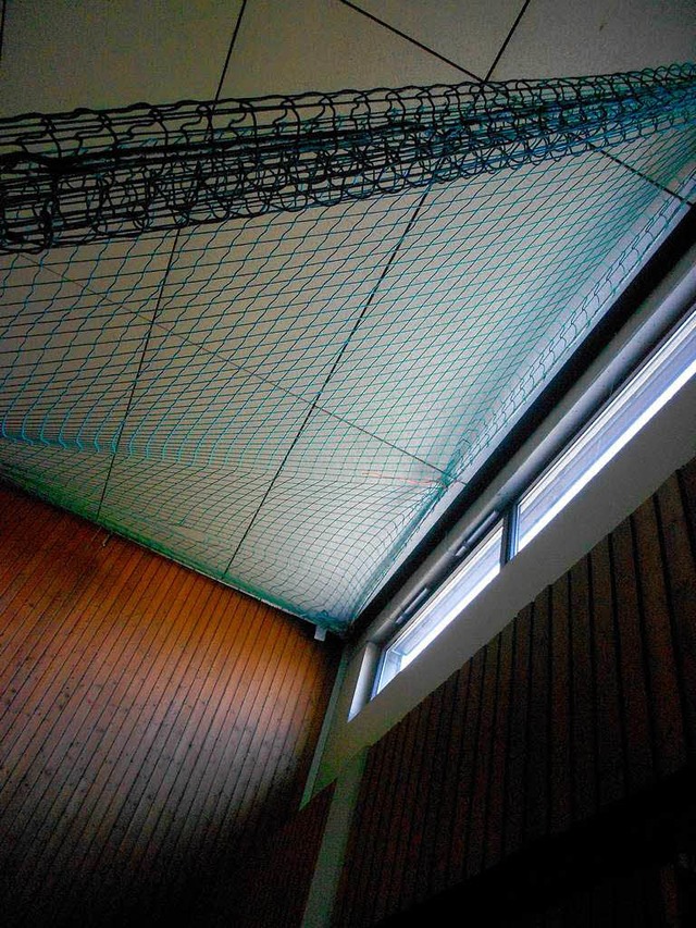 Um lose Deckenplatten am  Herunterfall...erheitsnetzen direkt an der Decke an.   | Foto: langelott