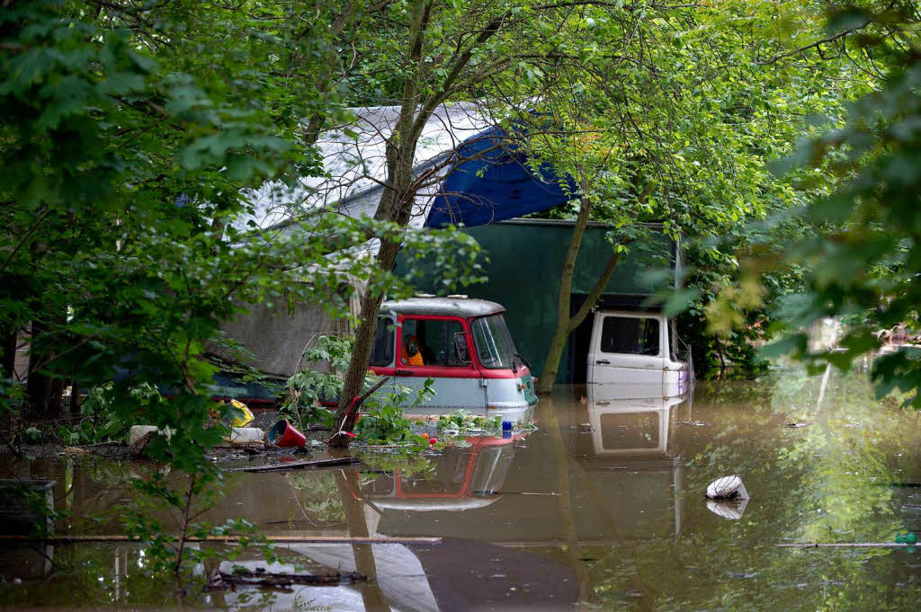 Autos stehen  im Hochwasser der Elbe