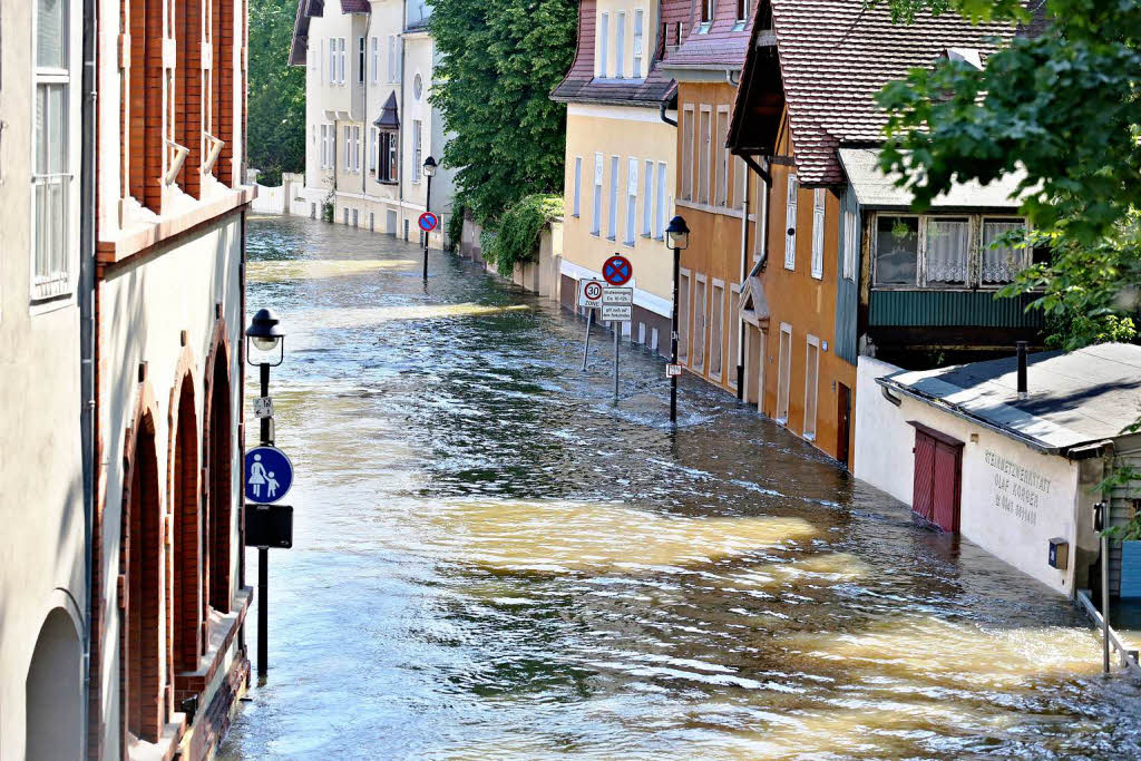 Huser in der Talstrae stehen im Hochwasser der Saale in Halle
