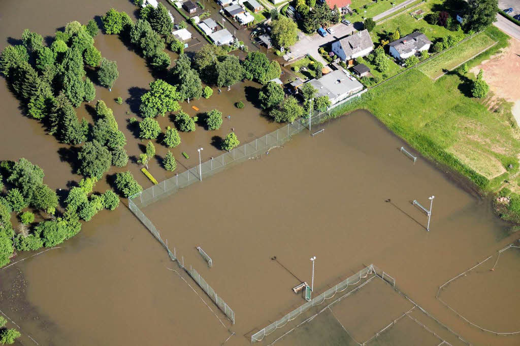Luftbild eines berfluteten Sportplatzes in Witzenhausen (Hessen), fotografiert am 5. Juni. Obwohl ein Deich der Werra gegen das Hochwasser gehalten hat, stehen flussnahe Gebiete unter Wasser.