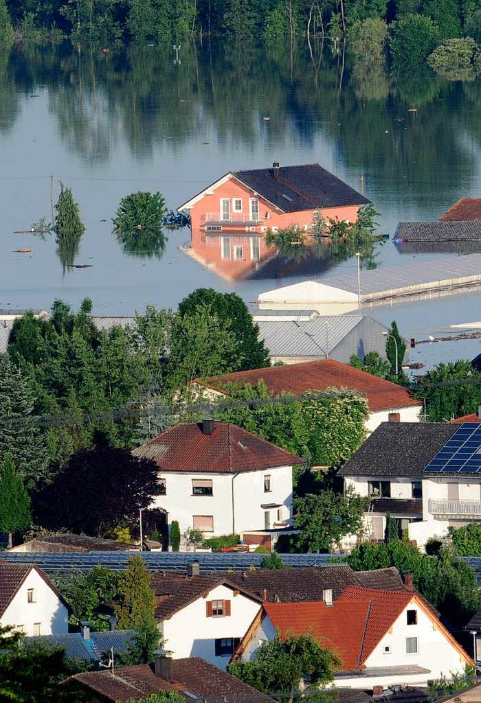 Ein Haus ragt  in Deggendorf (Bayern) im Ortsteil Fischerdorf aus dem Hochwasser.