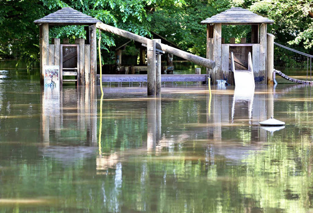 Ein Spielplatz steht  im Hochwasser der Saale in Halle