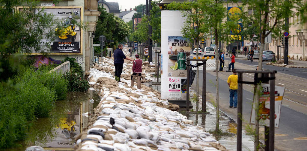 Sandscke liegen zum Schutz vor dem Hochwasser der Elbe auf der Leipziger Strae in Dresden