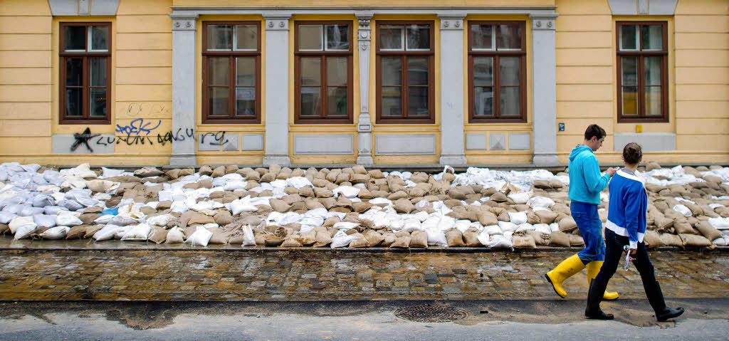 Sandscke liegen zum Schutz vor dem Hochwasser der Elbe vor einem Haus