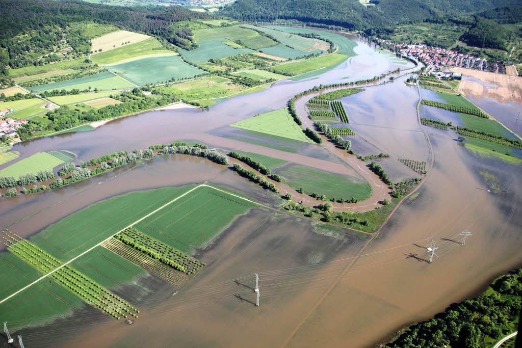 Luftbild des berfluteten Werratals bei Unterrieden (Hessen), fotografiert am 5. Juni. Obwohl ein Deich der Werra gegen das Hochwasser gehalten hat, stehen flussnahe Gebiete unter Wasser.