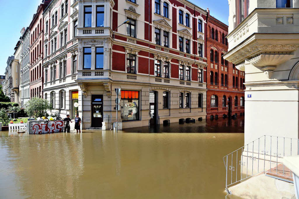 Wohnhuser stehen  im Hochwasser der Saale auf dem Robert-Franz-Ring in Halle