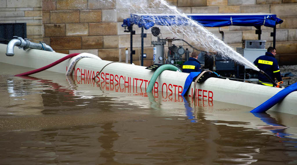 Das Hochwasser der Elbe steht  am Hochwasserschutztor Ostra-Ufer in Dresden