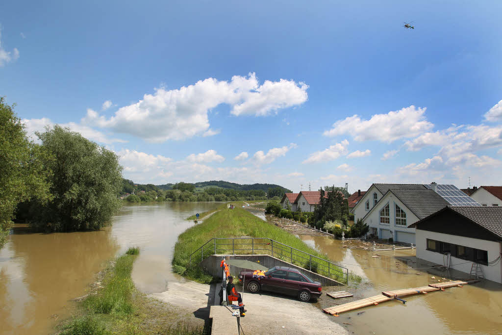 Ein Helfer sitzt am in Deggendorf (Bayern) vor einer Hochwassersperre, die das Wasser der Donau zurckhalten soll.