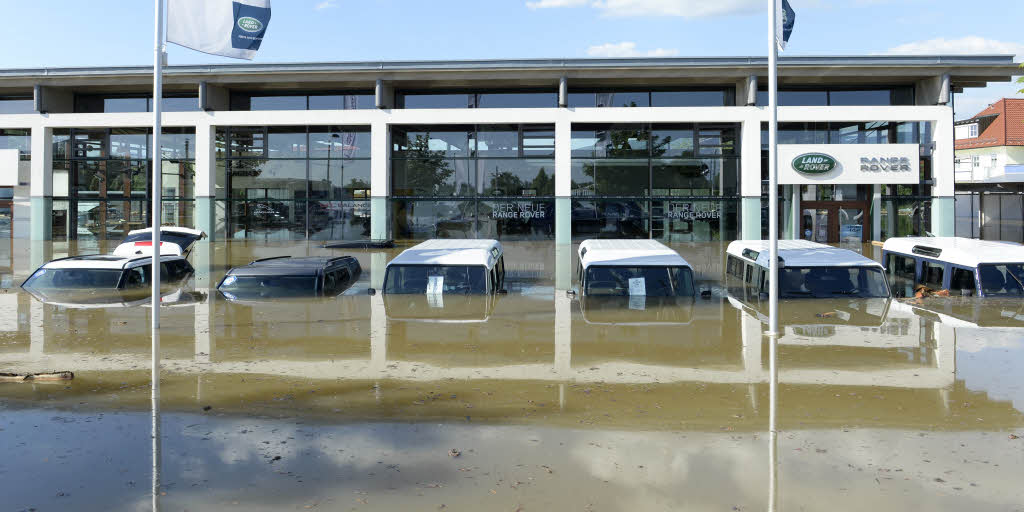 Unter Wasser stehen diese Autos eines Autohauses in Deggendorf (Freiburg).