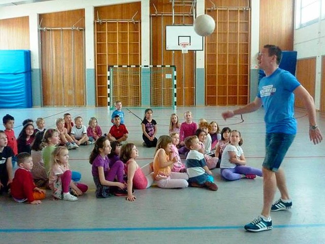 Fuballprofi Sascha Riether zeigt den Kindern, wie man mit dem Ball umgeht.  | Foto: BZ