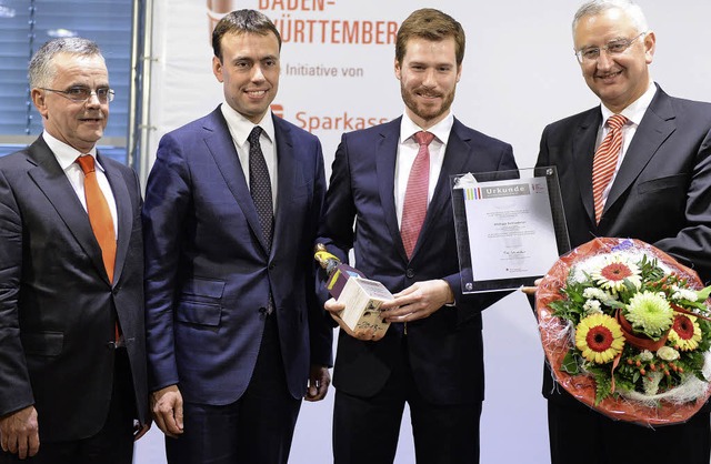 Philipp Schladerer (3. v. links) erhie...er Sparkassendirektor Herbert Lehmann.  | Foto: Sparkassenverband