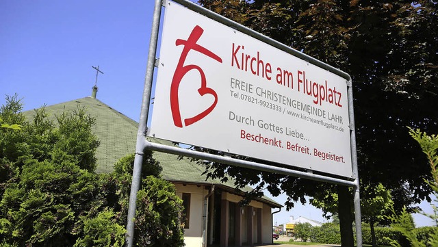 Die Kirche am Flugplatz, ehemals das katholische Gotteshaus der Kanadier   | Foto: Christoph Breithaupt