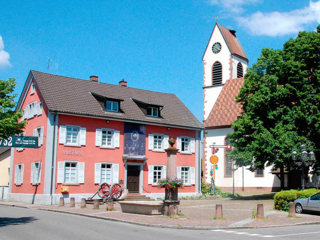 Heute sind die Bume einer weniger, dafr aber deutlich grer, auerdem hat das Heimatmuseum zwei Gauben aufs Dach bekommen.