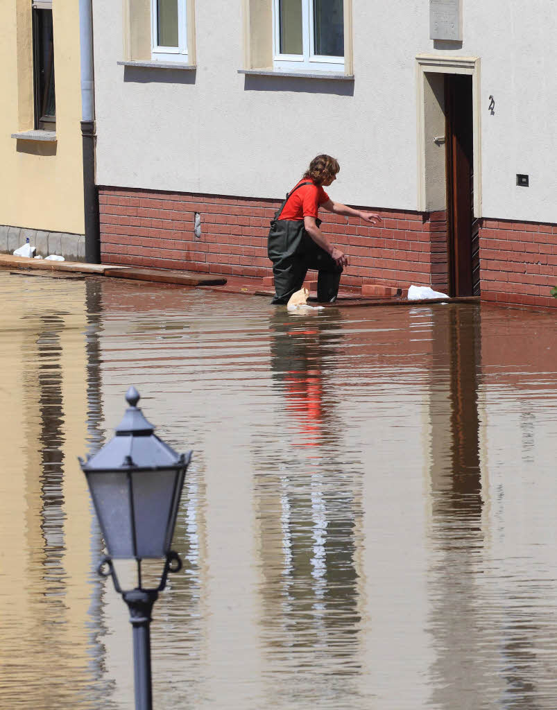 Das Hochwasser der Saale hat  Teile der Innenstadt von Bernburg (Sachsen-Anhalt) berschwemmt.