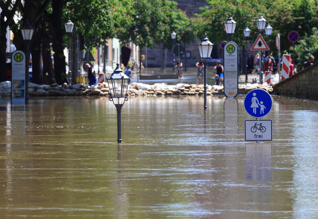 Das Hochwasser der Saale hat  Teile der Innenstadt von Bernburg (Sachsen-Anhalt) berflutet.