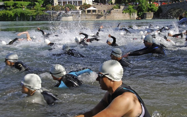 Szene vom Schwimmwettbewerb  2012, der... Freibad statt im Rhein stattfindet.    | Foto: ralf Staub