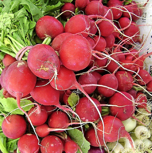 In einladendem Rot leuchten die Radies...uf dem Wochenmarkt  in den  Auslagen.   | Foto: Meyer