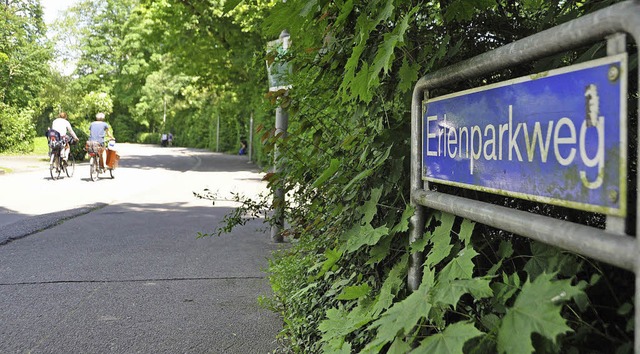 Der Radweg durch die Langen Erlen wird Richtung Wiese verlegt.   | Foto: Gra