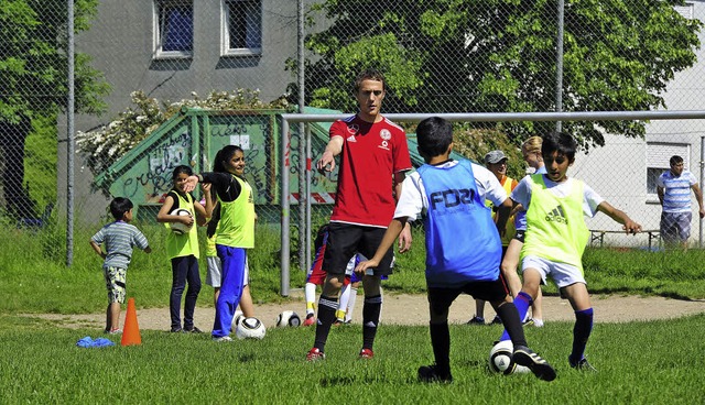 Kick-Tipps: DFB-Mobil-Teamer Johannes ...z des Asylheim an der Bissierstrae.    | Foto: Thomas Kunz